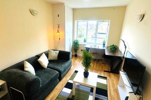 Studio to rent, Feltham TW14