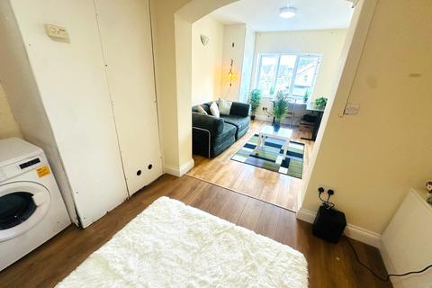 Studio to rent, Feltham TW14