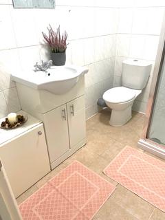 Studio to rent, Feltham TW14