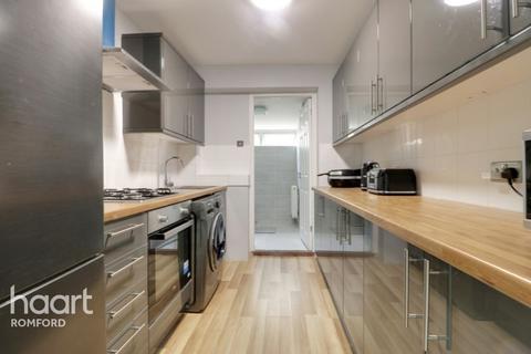 17 Ashvale Gardens, Romford, RM5 3QA