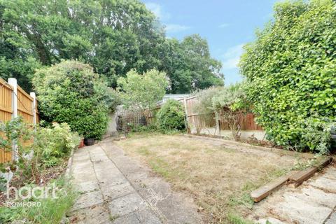 17 Ashvale Gardens, Romford, RM5 3QA