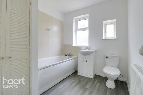 17 Ashvale Gardens, Romford, RM5 3QA