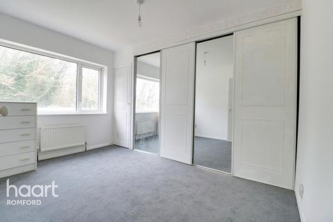 17 Ashvale Gardens, Romford, RM5 3QA