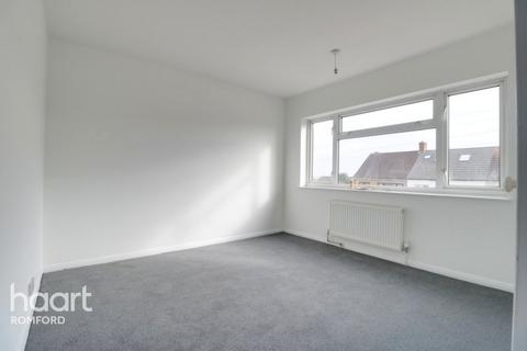 17 Ashvale Gardens, Romford, RM5 3QA
