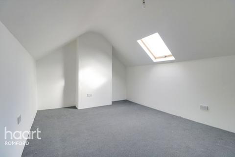 17 Ashvale Gardens, Romford, RM5 3QA