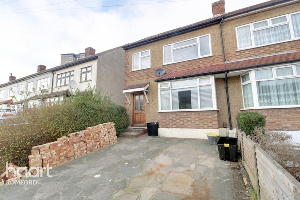 Ashvale Gardens, Romford 3 bed end of terrace house £400,000
