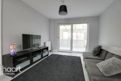 17 Ashvale Gardens, Romford, RM5 3QA