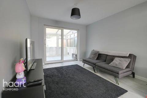 17 Ashvale Gardens, Romford, RM5 3QA