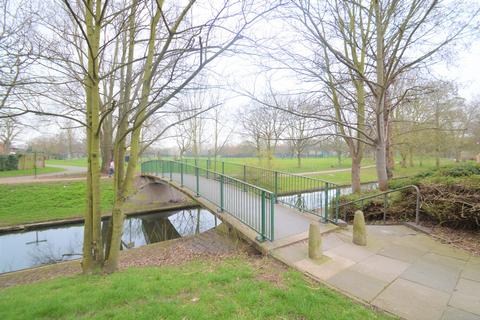 64 Kinder Close, London, SE28 8HG
