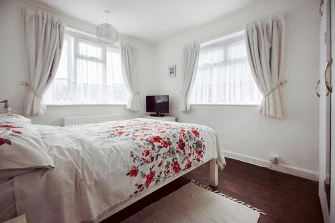 4 Rydes Hill Crescent, Guildford, GU2 9UH