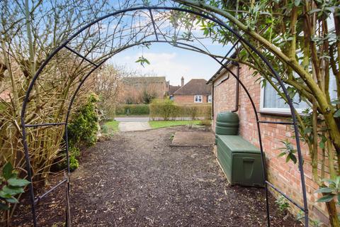 4 Rydes Hill Crescent, Guildford, GU2 9UH