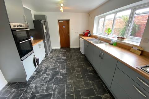 5 bedroom terraced house to rent - High Street, Silverdale, ST5