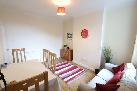 4 bedroom terraced house to rent, King Street, Newcastle-under-Lyme, ST5