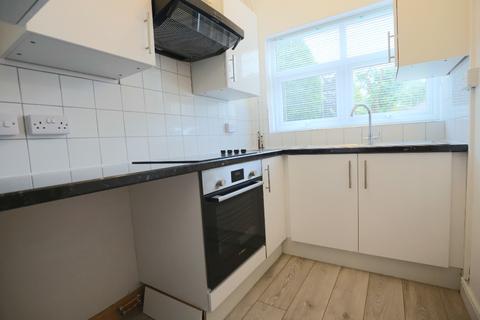 4 bedroom semi-detached house to rent - Wesley Place, Newcastle-under-Lyme, ST5