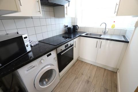 4 bedroom semi-detached house to rent - Wesley Place, Newcastle-under-Lyme, ST5