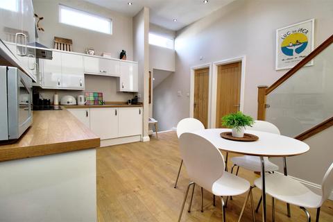 16 Bellevue Close, Bristol, BS15 9UY