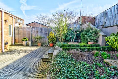 16 Bellevue Close, Bristol, BS15 9UY