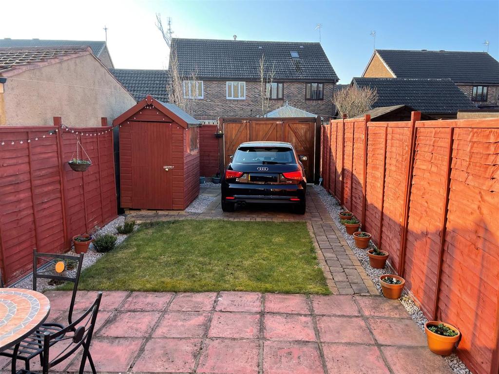 Linthorpe Grove, Willerby, Hull 2 bed terraced house £130,000