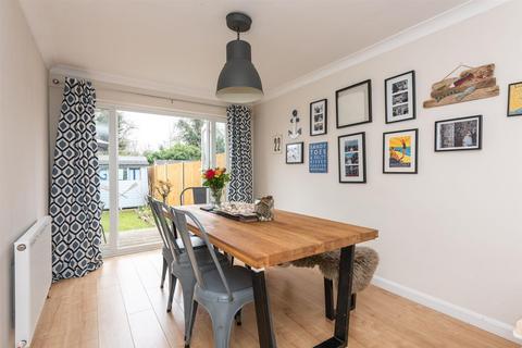 6 Brockenhurst, West Molesey, KT8 2HJ