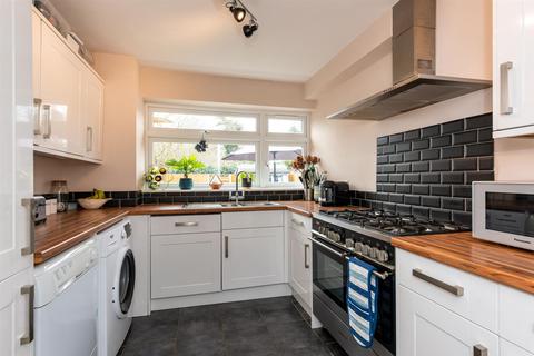 6 Brockenhurst, West Molesey, KT8 2HJ