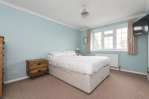 6 Brockenhurst, West Molesey, KT8 2HJ