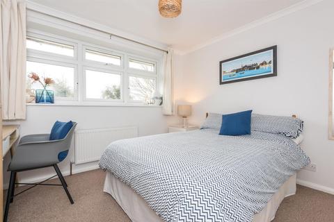 6 Brockenhurst, West Molesey, KT8 2HJ