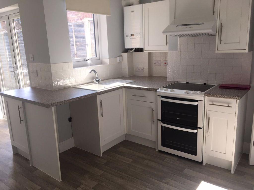 LYSONS ROAD, ALDERSHOT 2 bed house £1,195 pcm (£276 pw)