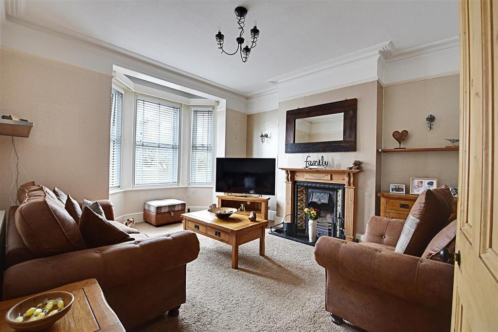 Holliers Hill, BexhillOnSea 3 bed semidetached house £349,950