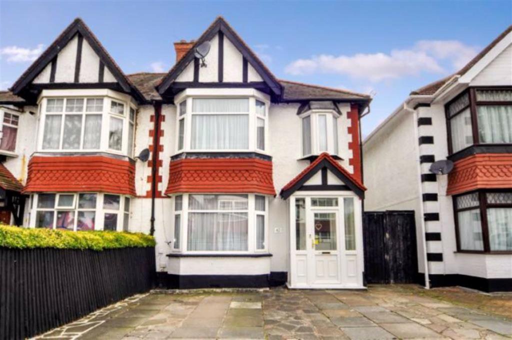 Rosslyn Crescent, Wembley, HA9 3 bed semidetached house £1,900 pcm