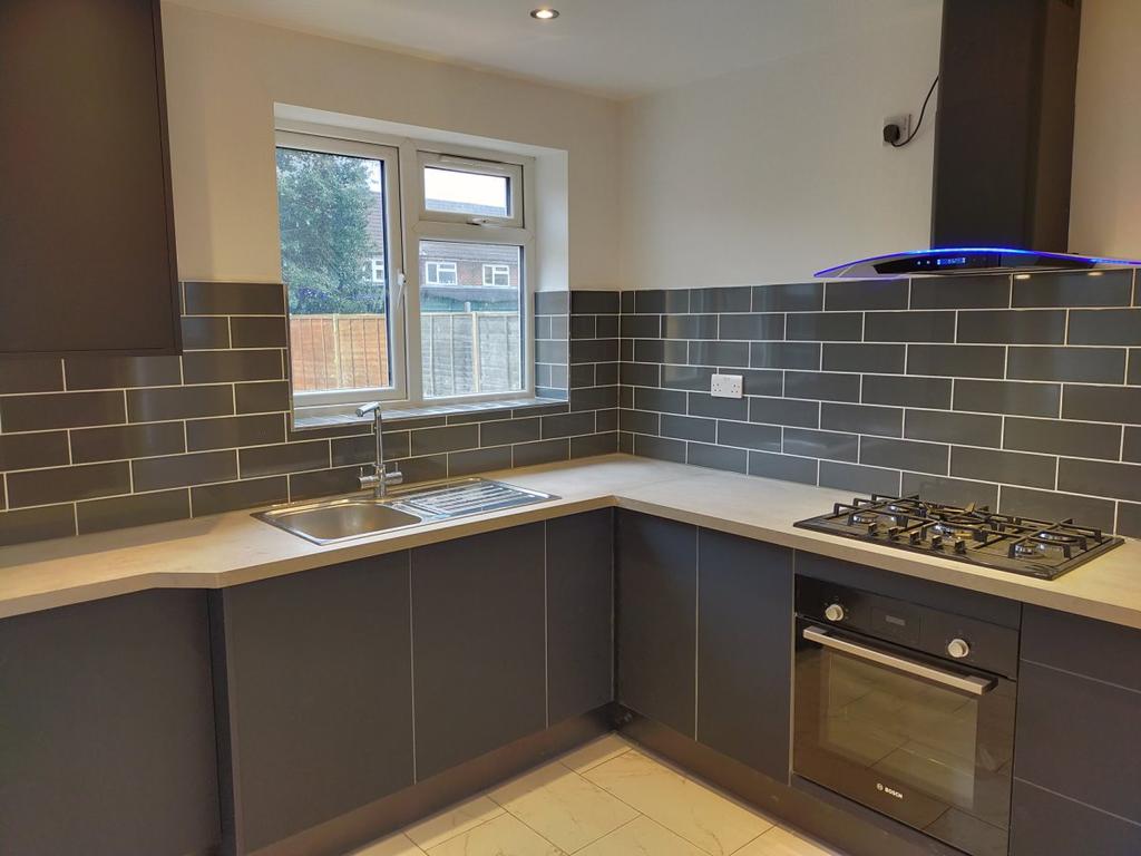 Malmstone Avenue, Redhill 3 bed semidetached house £1,625 pcm (£375 pw)