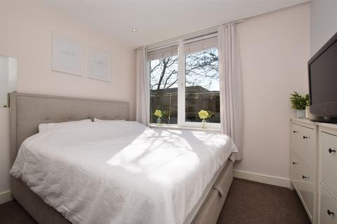 2 bedroom ground floor flat for sale, Albert Road, Horley, Surrey