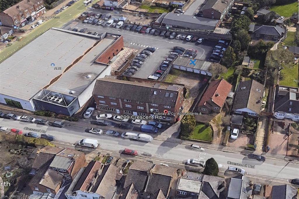 Garage, Crescent Road, East EN4 Garage £120 pcm (£28 pw)