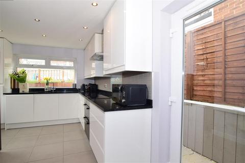 30 Lyndhurst Way, Istead Rise, Gravesend, DA13 9EW