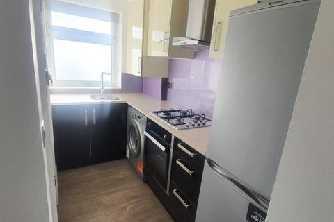 Studio to rent, Great North Way, Hendon, NW4