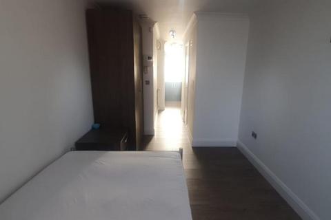 Studio to rent, Great North Way, Hendon, NW4