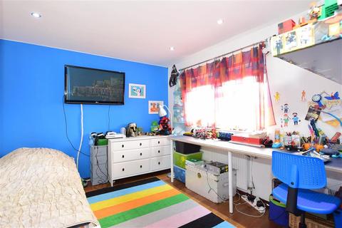 18 Chiltern Road, Northfleet, Gravesend, DA11 8NR