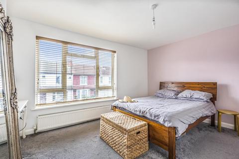30 Pollard Road, Woking, GU22 8EE
