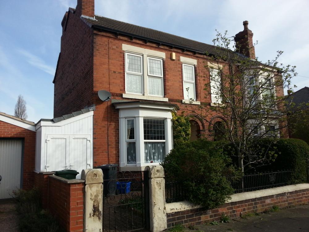 Oakwood Road East, Broom, Rotherham 3 bed semidetached house £650