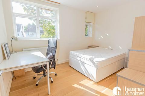 3 bedroom flat to rent, Garrick Avenue, Golders Green