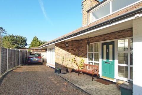 84 Cromwell Road, Worcester Park, KT4 7JR