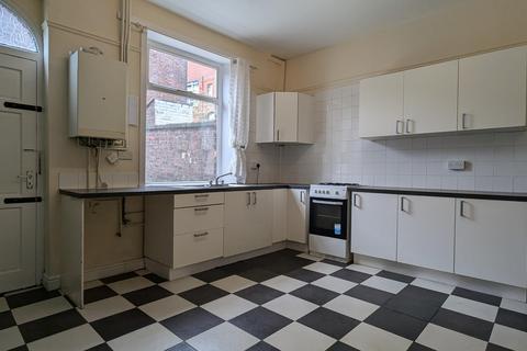 2 bedroom terraced house to rent, Huddersfield Road, Oldham, OL4