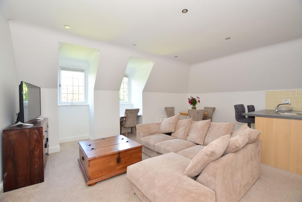 Oathall Road Haywards Heath RH16 2 bed penthouse £1,100 pcm (£254 pw)