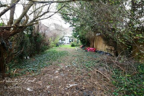 219 Broad Walk, London, SE3 8NG