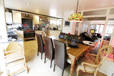 219 Broad Walk, London, SE3 8NG