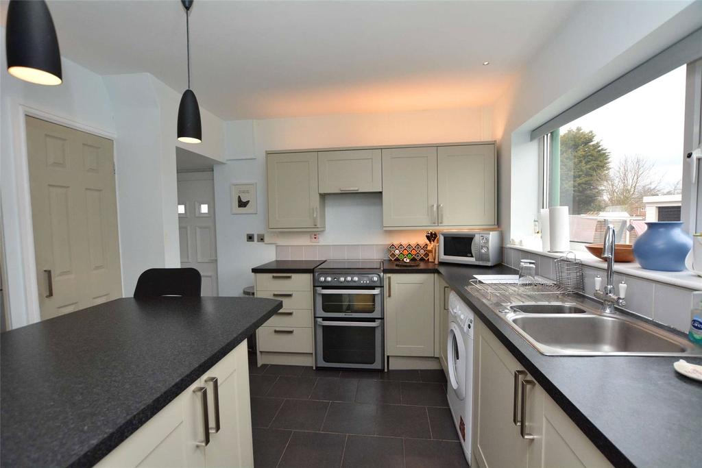 New Windsor Drive, Rothwell, Leeds 3 bed semidetached house £245,000