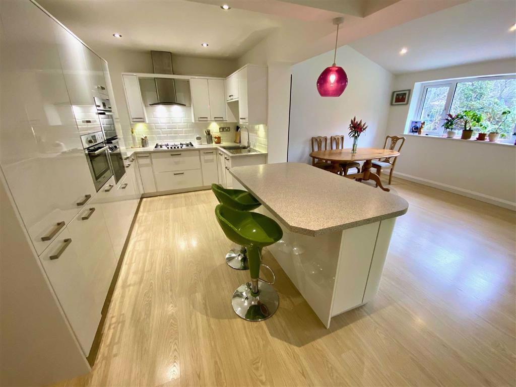 Fenay Lea Drive, Fenay Bridge, Huddersfield, HD5 3 bed semidetached