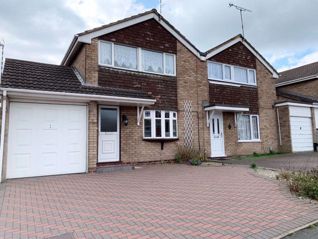 SOMERSET DRIVE NUNEATON CV10 8DD 3 bed house £775 pcm (£179 pw)