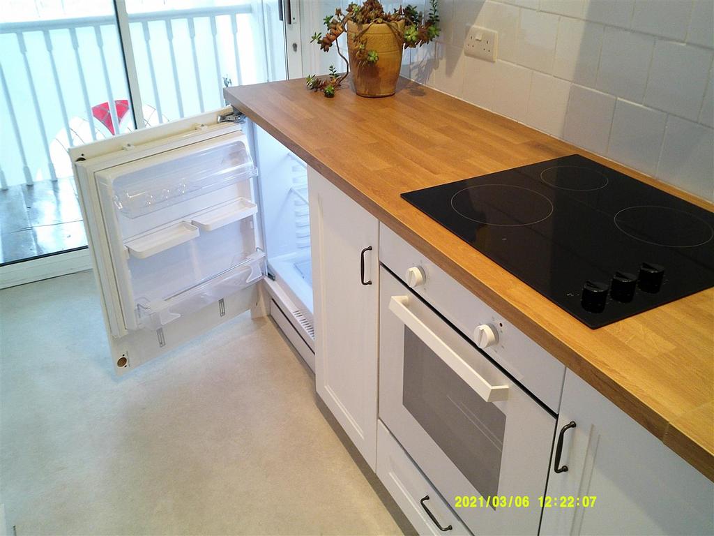 4. Kitchen.JPG