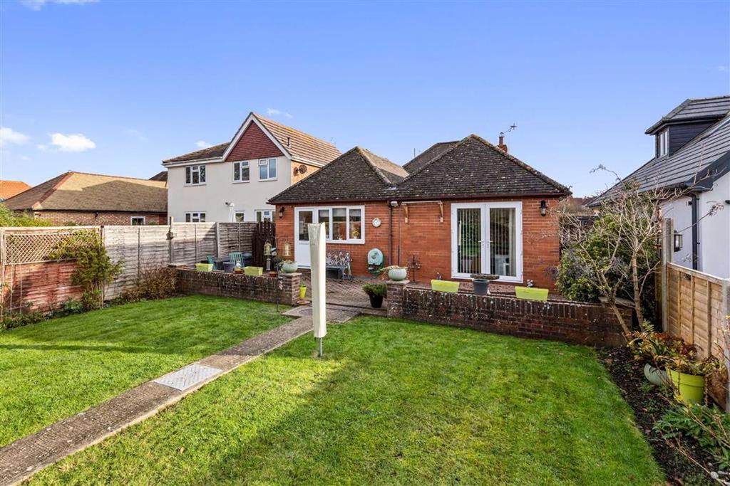 Ashford Road, Kingsnorth, Ashford 4 bed detached bungalow £405,000