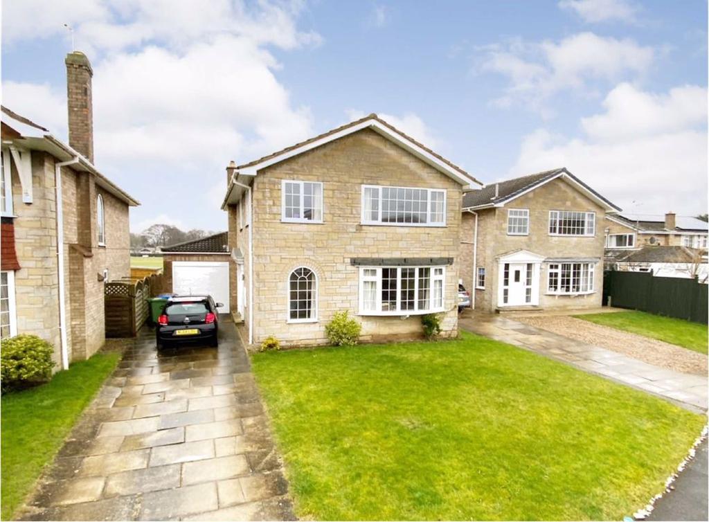 Huntsman Lane, Stamford Bridge 4 bed detached house £1,300 pcm (£300 pw)